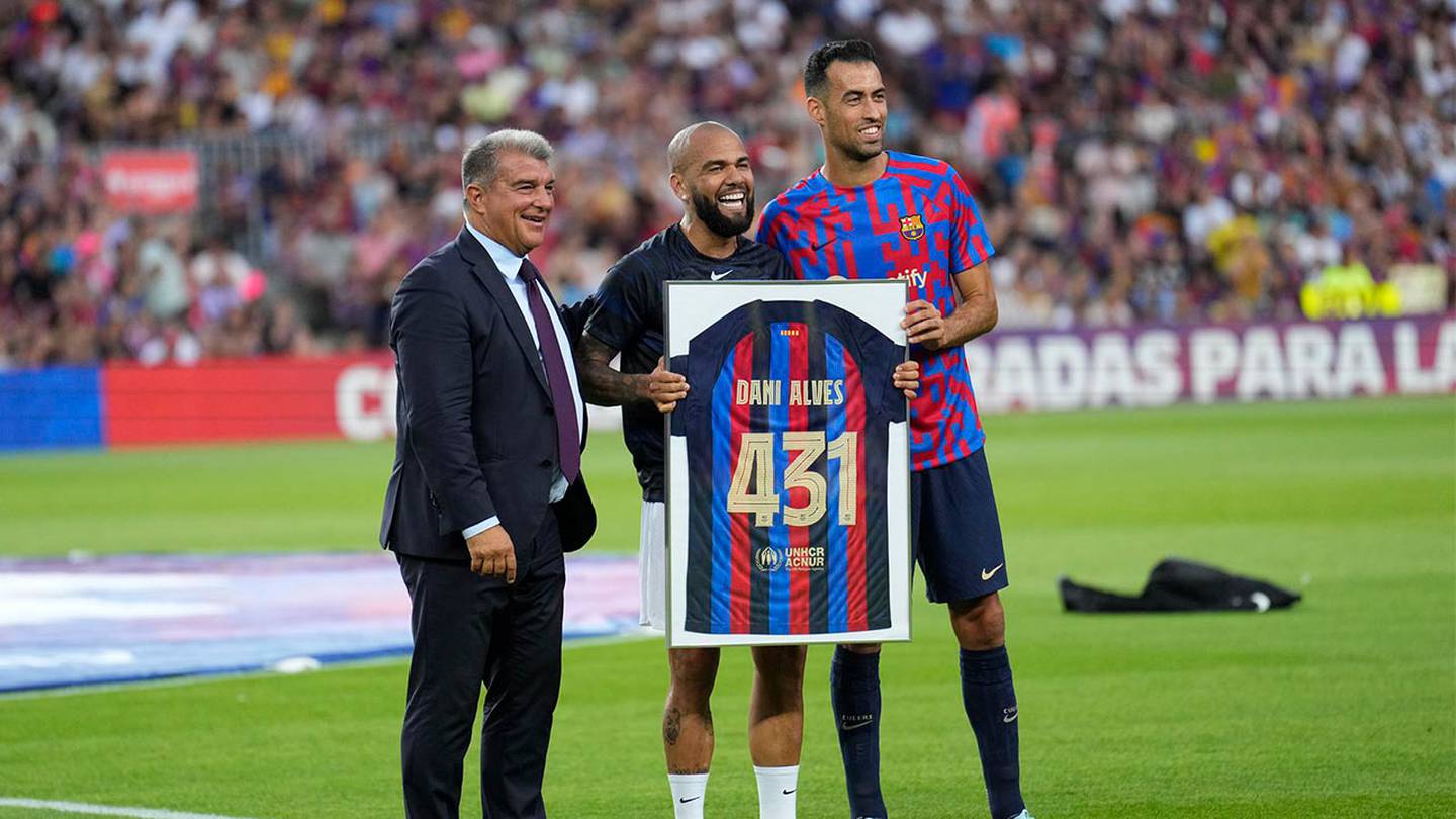 Dani Alves fue homenajeado por el Barcelona.