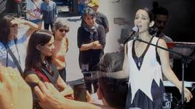 Julieta Venegas dialogó con manifestantes en el Zócalo y prometió canción dedicada a desaparecidos