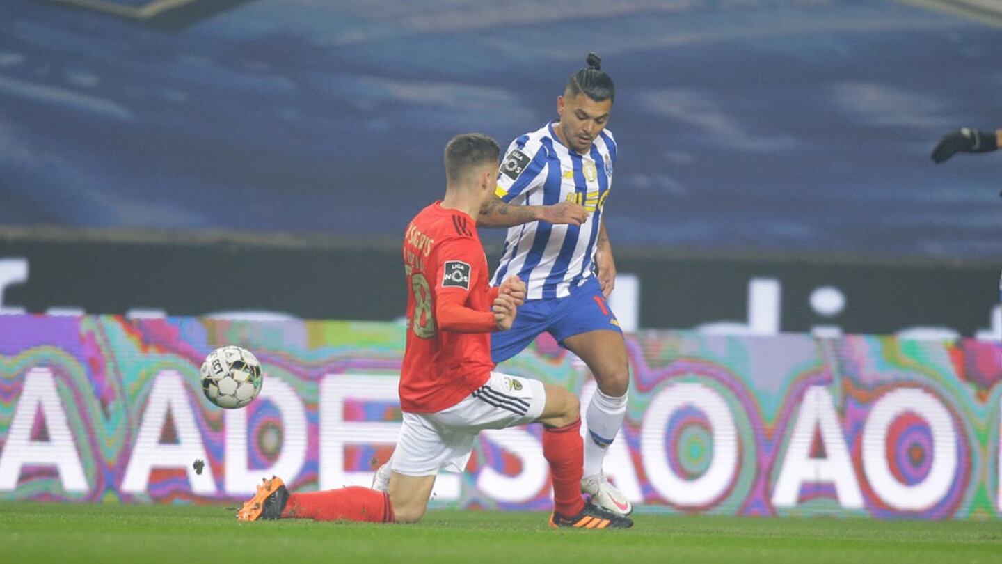 Asistencia de 'Tecatito' Corona para el empate del Porto frente al Benfica en la Primeira Liga