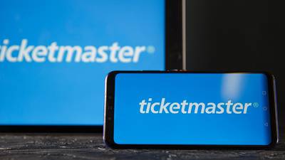 Ticketmaster cambia de directora tras polémica de conciertos de Bad Bunny; va contra reventa ilegal