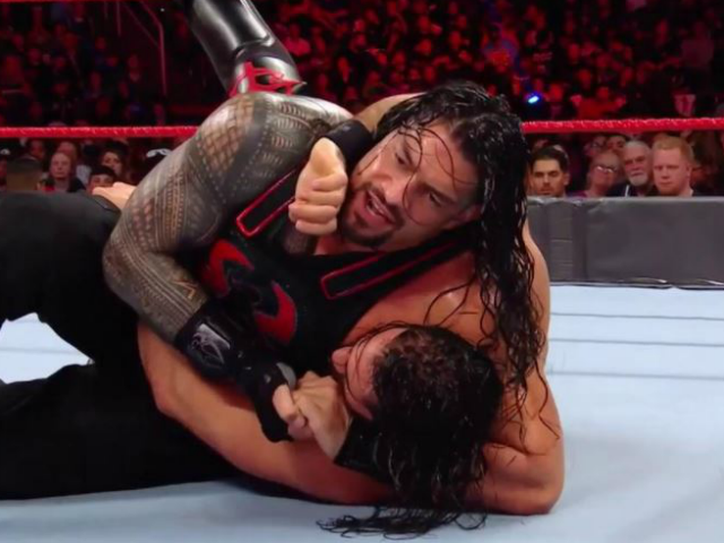 No hubo amistad en el ring entre Seth Rollins y Roman Reigns