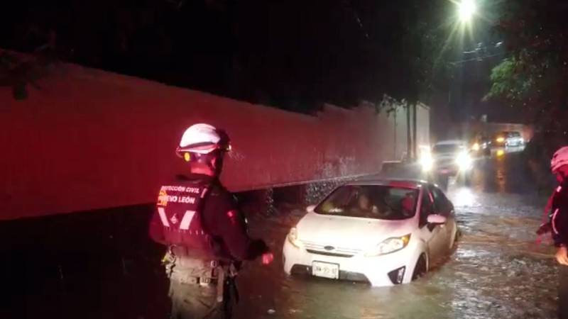 Varios autos quedaron varados por las lluvias en Nuevo León (Foto: Captura de video)