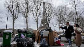 París ‘se inunda’ con basura: ¿por qué las calles están llenas de desechos?