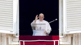 El Papa Francisco reanuda actividades en El Vaticano tras cirugía; miles lo vitorean
