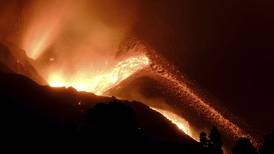 Volcán de La Palma: lava obliga (de nuevo) a evacuar a 800 personas en la isla