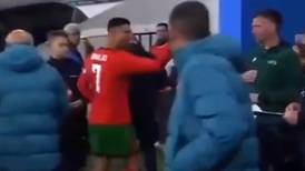 Cristiano Ronaldo hace BERRINCHE tras caer con Eslovenia; reclama al árbitro por no marcar 2 penales (VIDEO)