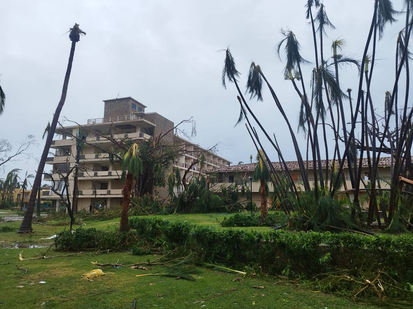 El hotel Princess resultó con daños devastadores en su estructura tras el paso del huracán Otis. (Foto: Chirstopher Calderon)