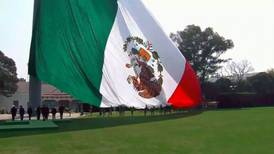 Bandera de México fue izada de cabeza en ceremonia de conmemoración