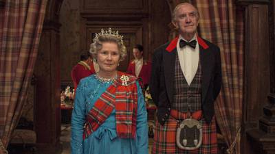 ‘La reina no está en peligro con The Crown’: Creadores de la serie de Netflix hablan de polémicas