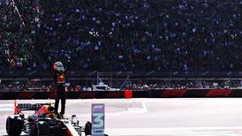 ‘Checo’ recibe felicitaciones por parte de sus compatriotas tras podio en el GP de México