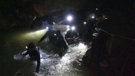 Hallan con vida a niños desaparecidos en cueva de Tailandia