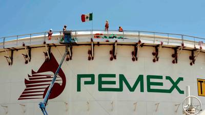 Pemex ‘se echa a la bolsa’ a Fitch: ¿Por qué mejoró la calificación crediticia de la petrolera?
