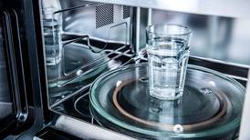 ¿Por qué es peligroso calentar agua en el microondas? Esto es lo que puede pasar