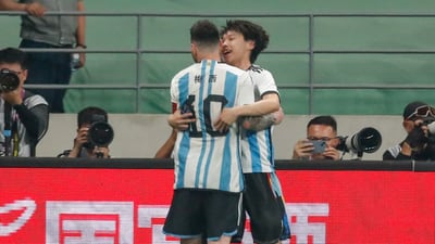 Esta es la sanción al aficionado chino que abrazó a Messi tras invadir la cancha