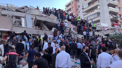 Temblor de magnitud 7 'golpea' Turquía; deja al menos 14 muertos y más de 400 heridos