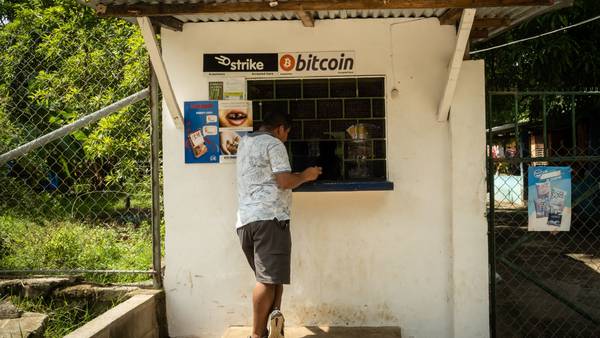 ¿'Efecto El Salvador’? Bitcoin cae a su nivel más bajo en un mes 