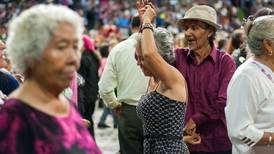 Día del Abuelo 2022: CDMX festeja con bailongo en Monumento a la Revolución