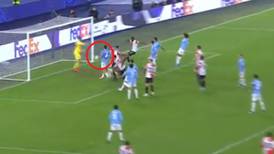 ¡Otro ‘CASI GOL’! Santiago Giménez remata de cabeza y balón pasa ROZANDO el poste ante Lazio (VIDEO)