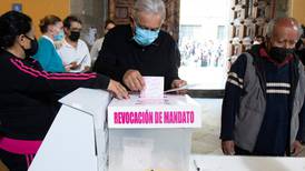 AMLO vota en consulta de revocación: ‘El pueblo pone y quita’