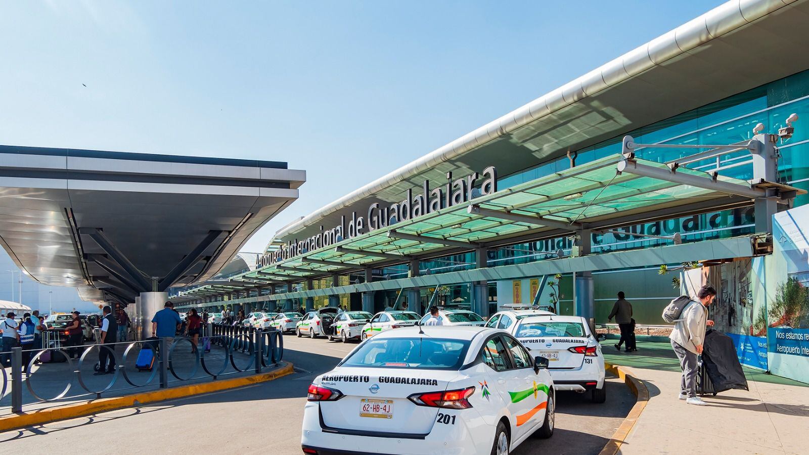 Volar en México podría salir hasta 60% más caro en 2025 y esta es la razón – El Financiero