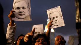Assange es espiado en embajada ecuatoriana: WikiLeaks
