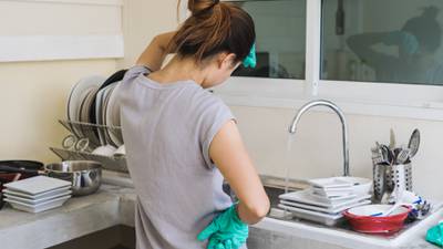 Mujeres dedican más de 30 horas a la semana al trabajo doméstico no remunerado: Inegi