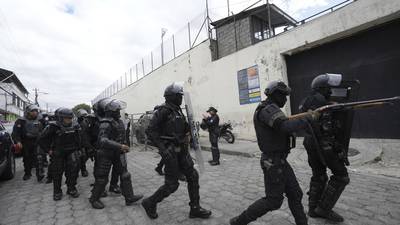 Ecuador entra en estado de emergencia por crisis de seguridad, riñas en cárceles y fuga de un capo