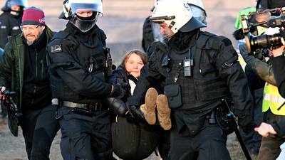 Desalojan a Greta Thunberg a la fuerza durante protesta contra mina en Alemania