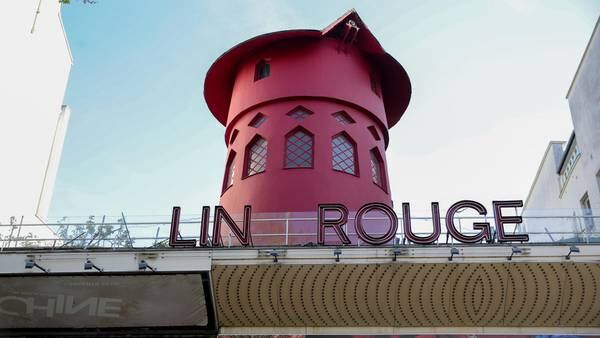 Tragedia parisina: Se le caen las aspas al Moulin Rouge por primera vez en 135 años