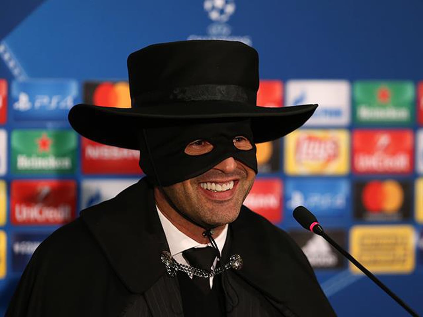 ¡Insólito! El entrenador del Shakhtar se vistió de 'El Zorro' por la clasificación de su equipo