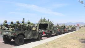 Habitantes de Nueva Italia, Michoacán, acosan convoy de soldados enviados a la región