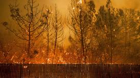 Miles evacuados por incendio forestal en California