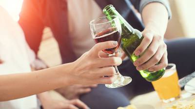 ¿Qué es más saludable, la cerveza o el vino? La ciencia lo explica