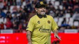 Maradona ya no tiene cartílagos en las rodillas y necesita prótesis, dice su médico
