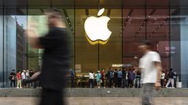 Pese a ‘éxito’ del iPhone 15, ingresos de Apple caen; tiene desaceleración más larga desde 2001