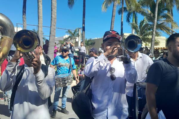 Que suene la tambora: Músicos marchan en Mazatlán por intento de prohibición en el Malecón
