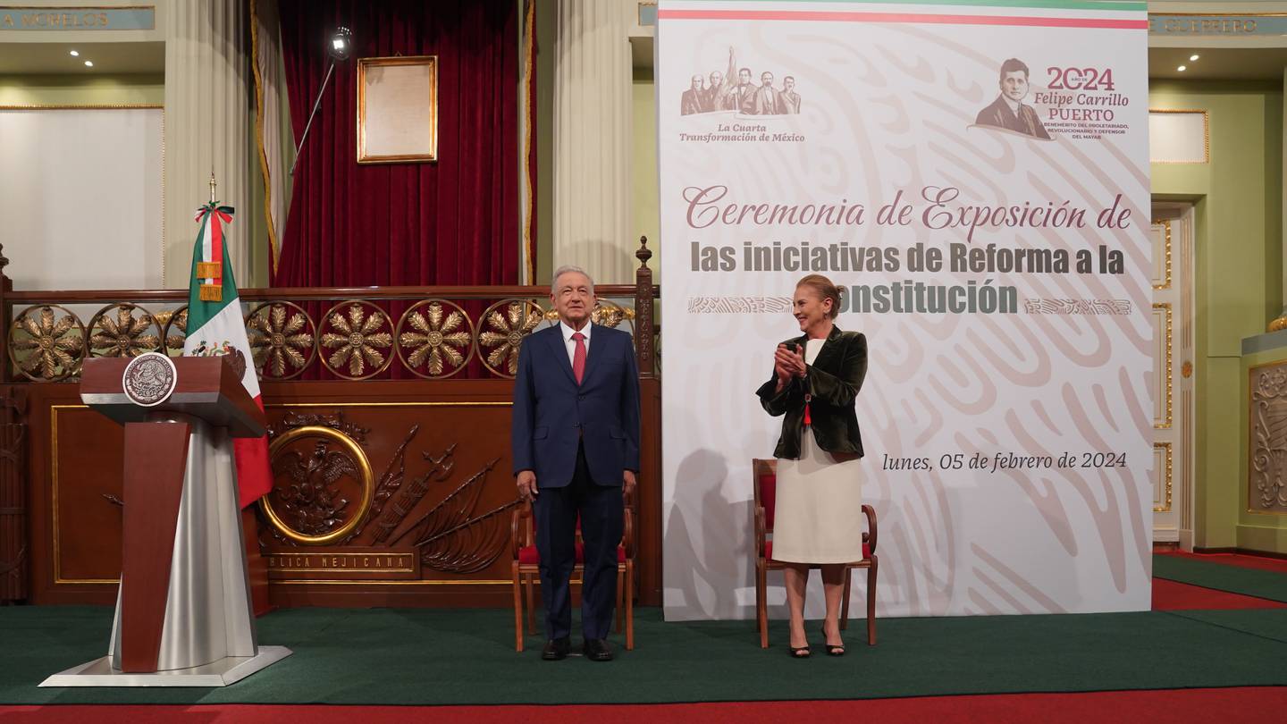 El presidente Andrés Manuel López Obrador y su esposa, Beatriz Gutiérrez en el Recinto Parlamentario, donde presentó su paquete de iniciativas.