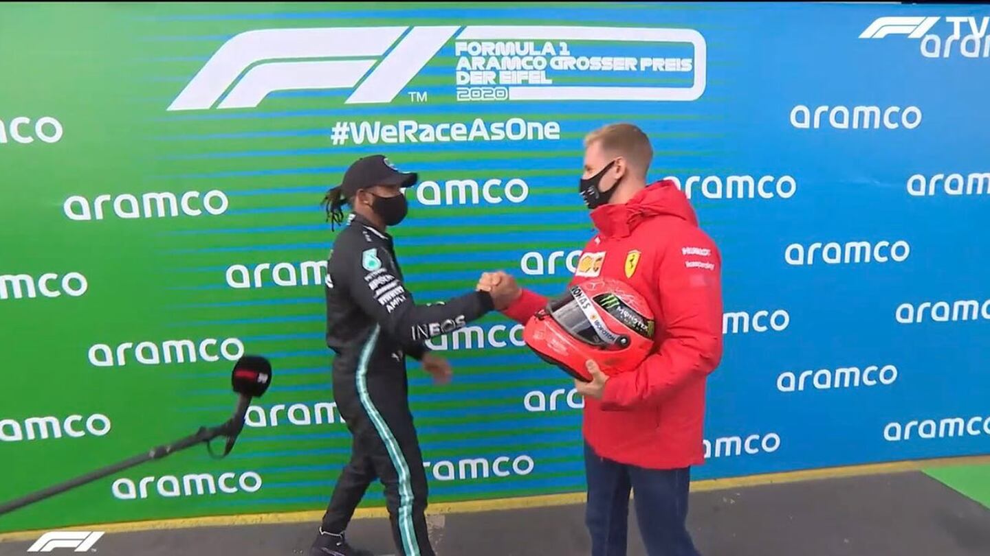 ¡Emotivo! Mick entregó a Lewis Hamilton el casco de su padre, Michael Schumacher
