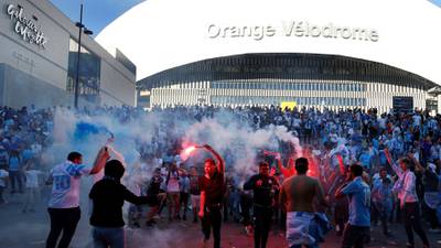 'Descalabran' a Fabio Grosso, DT de Lyon, tras pedradas de aficionados del Olympique Marsella
