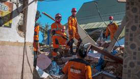 Continúa emergencia tras sismo en Indonesia; hay al menos 131 muertos