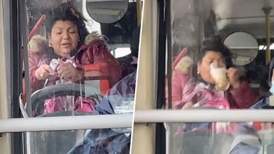 ‘¡Salud, comadre!’ Mujer se prepara una michelada en el camión y se hace viral