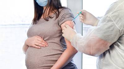 ¿Qué vacuna COVID es más efectiva para mujeres embarazadas? Esto revela un estudio