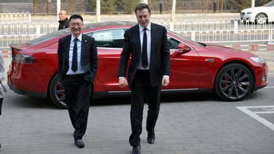 Perfil: ¿Quién es Tom Zhu, el (posible) sucesor de Elon Musk en Tesla?