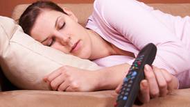 ¿Duermes con la TV o las luces encendidas? Puede ser el motivo de esos kilos de más