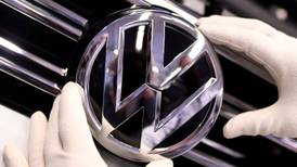 VW anuncia que recortará empleos ante caída en ganancias