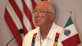 El embajador Ken Salazar abandona encuentro con gobernadores; se sintió mal, dice