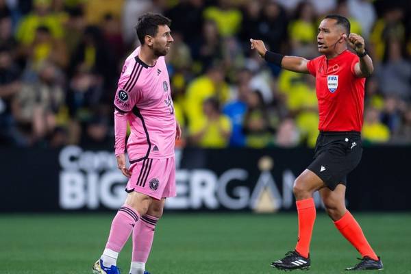 Lio Messi no la tiene fácil en Monterrey: ¿Quien es Iván Barton, el árbitro que ya le sacó amarilla al delantero de Inter Miami?