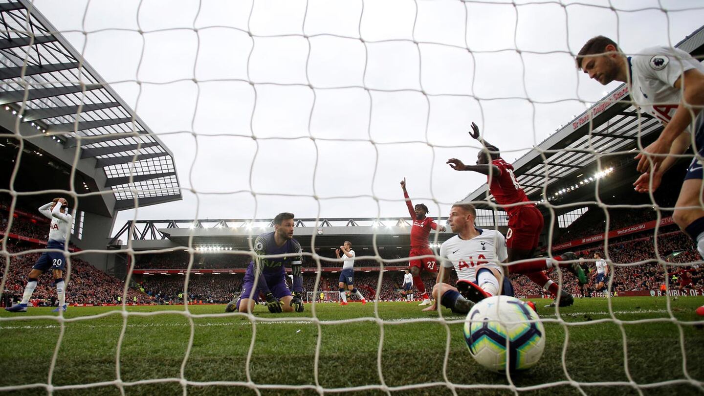 Un autogol le dio un triunfo clave a Liverpool ante Tottenham