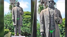 ¿Benito Juárez en tanga verde? Así vandalizaron su monumento en Cuernavaca