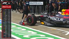 Muy rápido, pero... ¡Max Verstappen CHOCÓ solo mientras salía del pit con su Red Bull! (VIDEO)
